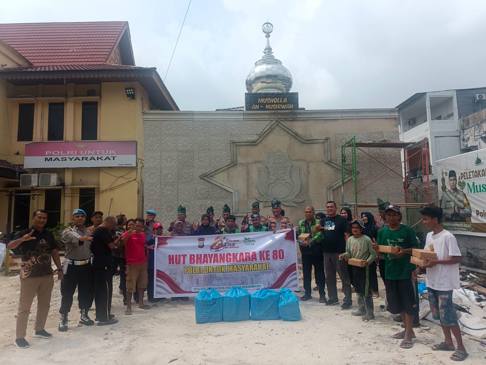 fmmnews.com | Polsek Binawidya melaksanakan giat jum'at berkah Berbagi Makanan di polsek binawidya dengan tema "Polri untuk masyarakat dalam rangka Hut Polri ke 80.