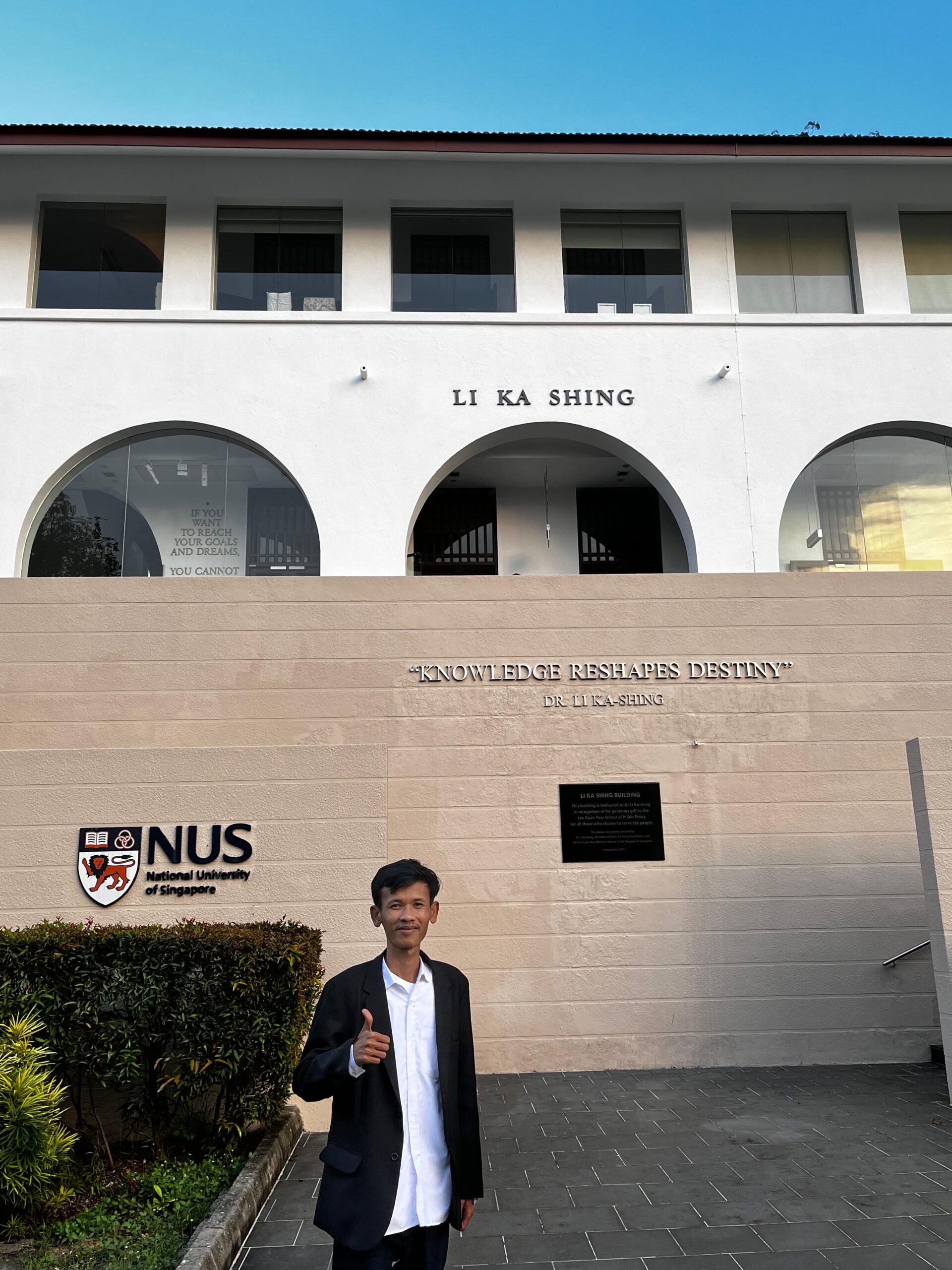 fmmnews.com | Ribuan mahasiswa yang tergabung dalam Badan Eksekutif Mahasiswa Universitas Indonesia (BEM UI) menggelar aksi demonstrasi di kawasan Bundaran Hotel Indonesia (HI)