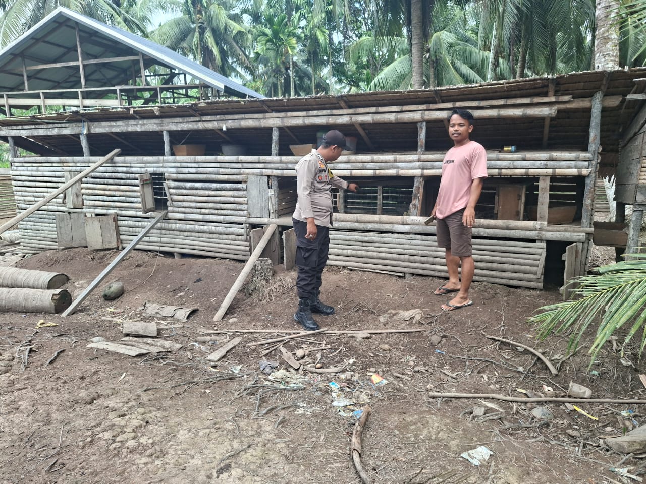 fmmnews.com | Kapolsek Batang Tuaka Perkuat Program Asta Cita, Bhabinkamtibmas Dampingi Warga Kembangkan Peternakan Demi Ketahanan Pangan Nasional