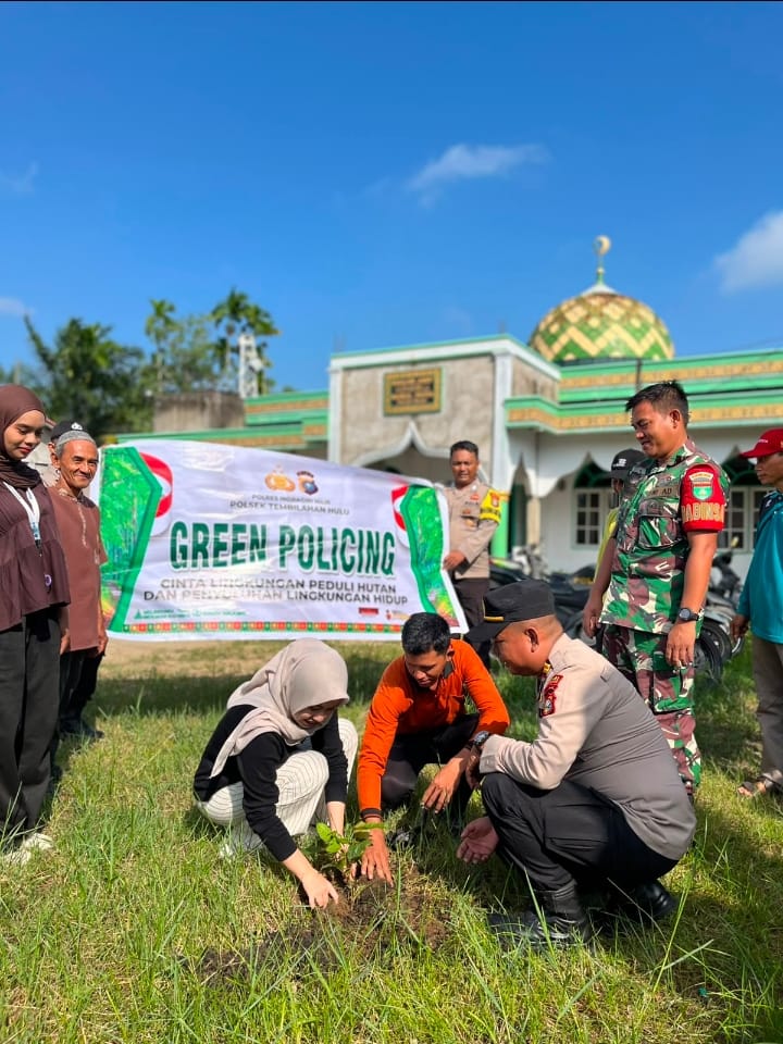 fmmnews.com | Green Policing Polsek Tembilahan Hulu, Kapolsek IPTU Andrianto Ajak Masyarakat Jaga Lingkungan Lewat Penanaman Pohon Matoa fmmnews.com | Green Policing Polsek Tembilahan Hulu, Kapolsek IPTU Andrianto Ajak Masyarakat Jaga Lingkungan Lewat Penanaman Pohon Matoa