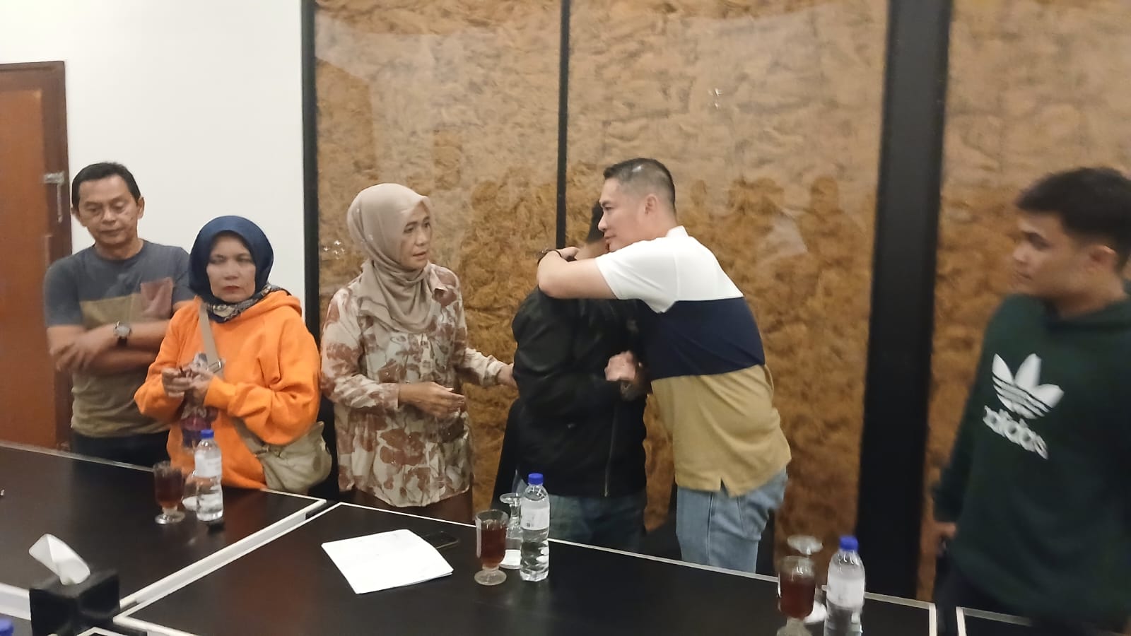  | Kedepankan Hati dan Kekeluargaan, Teddy Fanani–Bill Irzano Berdamai, Kombes Pol. Susmelawati Rosya Apresiasi Niat Baik Kedua Pihak.