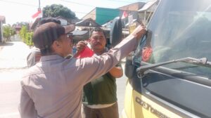  | Menyambut HUT RI ke-81, Polres Siak dan Jajaran Bagikan Bendera Merah Putih kepada Masyarakat