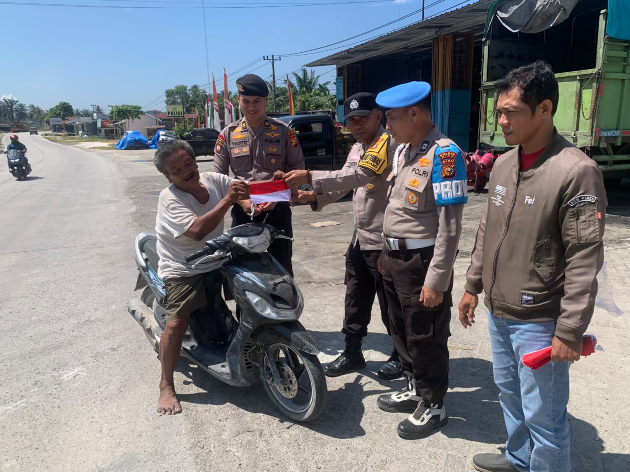  | Menyambut HUT RI ke-81, Polres Siak dan Jajaran Bagikan Bendera Merah Putih kepada Masyarakat