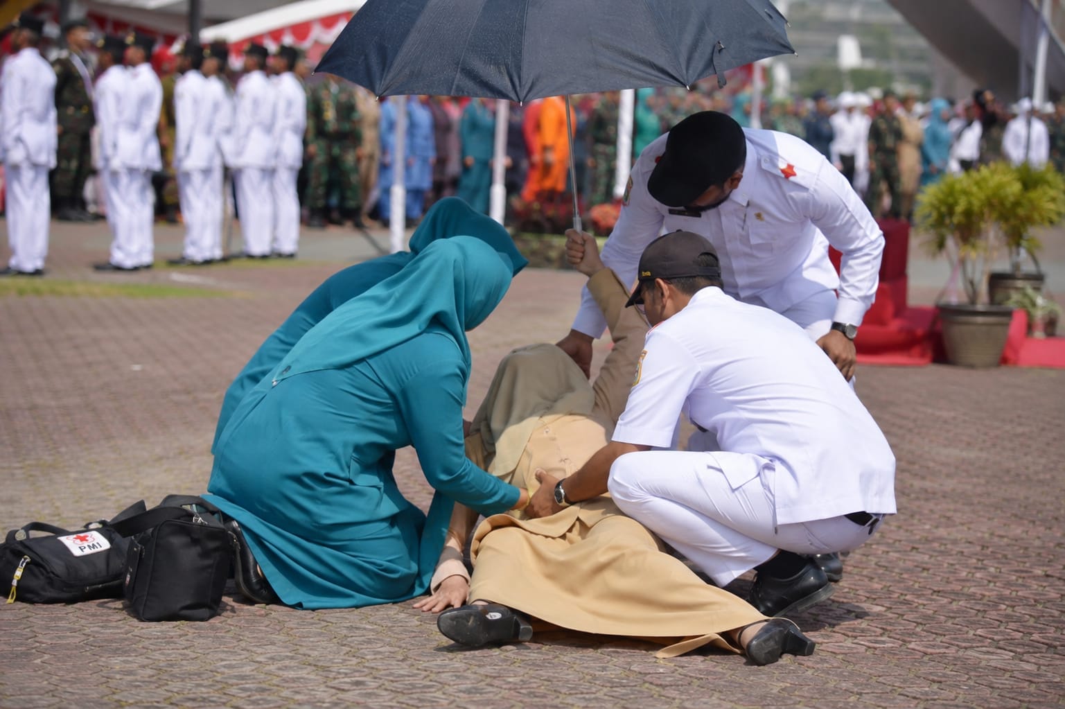  | Istri Bupati Kampar Tumbang Saat Upacara HUT RI ke-81, Dilarikan ke RSUD Bangkinang