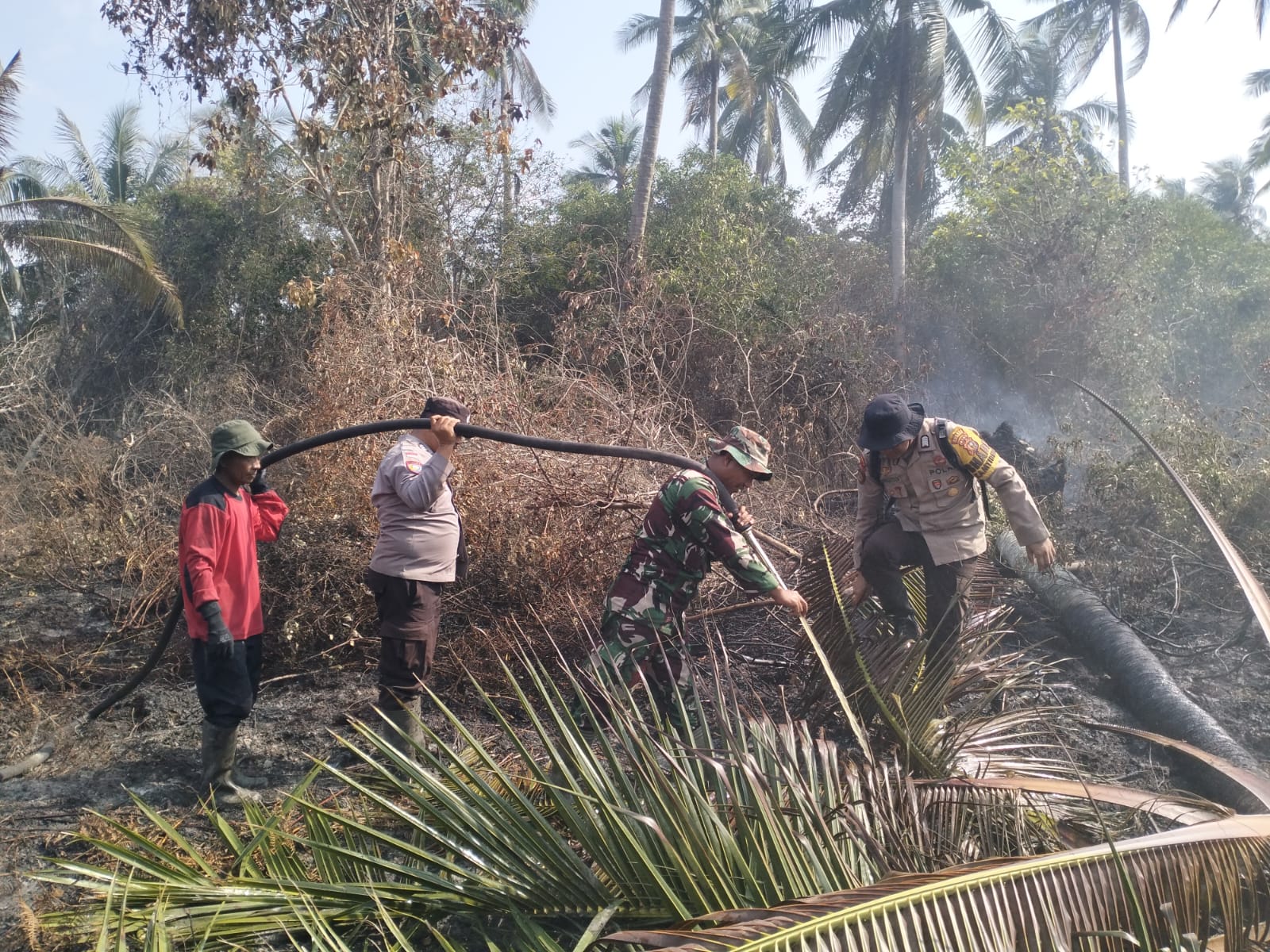  | Menembus Medan Sulit Demi Selamatkan Hutan, TNI-Polri dan Tim Gabungan Bergerak Padamkan Karhutla Bengkalis