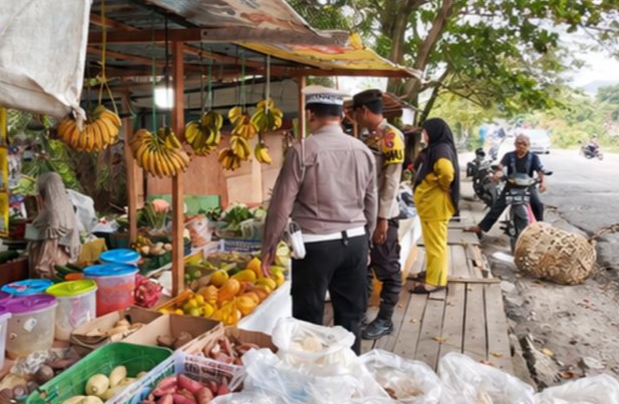 | Polresta Pekanbaru Pastikan Ketersediaan dan Harga Sembako Aman, Polsek Lima Puluh Turun Langsung ke Pasar* | Polresta Pekanbaru Pastikan Ketersediaan dan Harga Sembako Aman, Polsek Lima Puluh Turun Langsung ke Pasar*