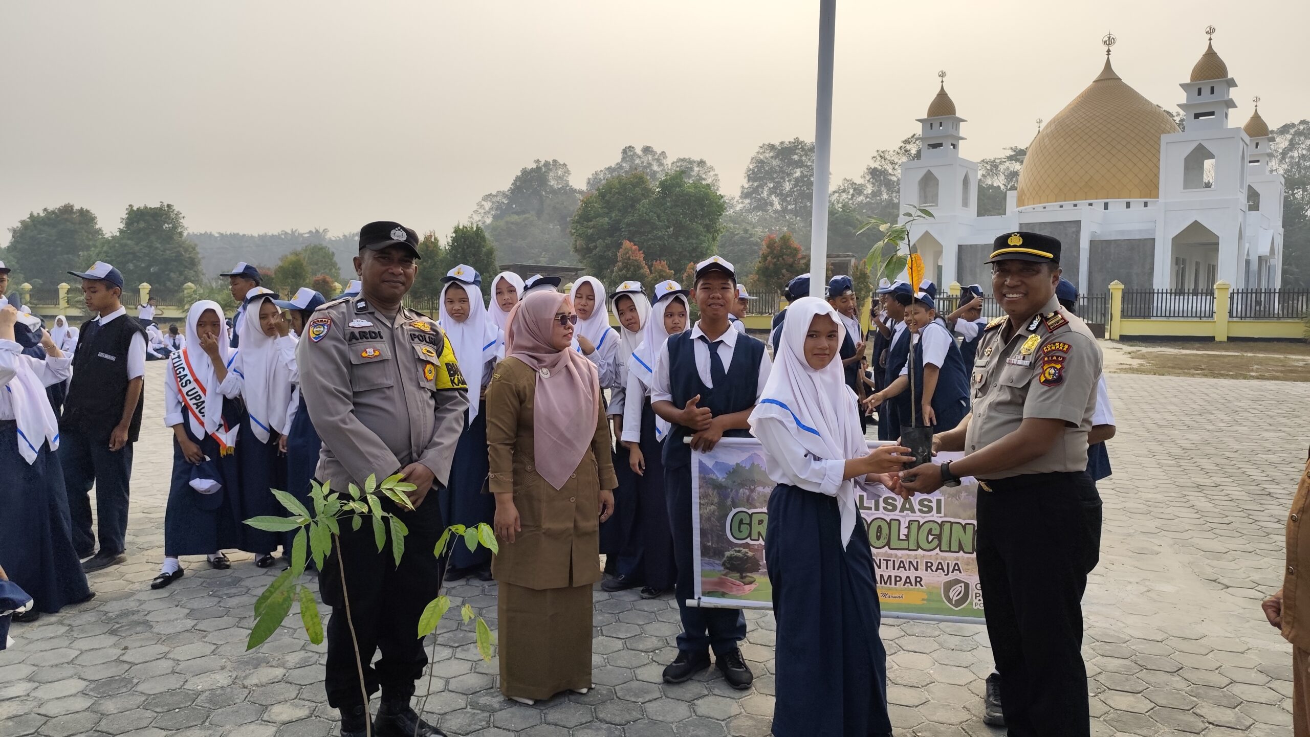 | Polsek Perhentian Raja Gelar "Police Go To School" dan Sosialisasi Green Policing di SMPN 3 Perhentian Raja | Polsek Perhentian Raja Gelar "Police Go To School" dan Sosialisasi Green Policing di SMPN 3 Perhentian Raja