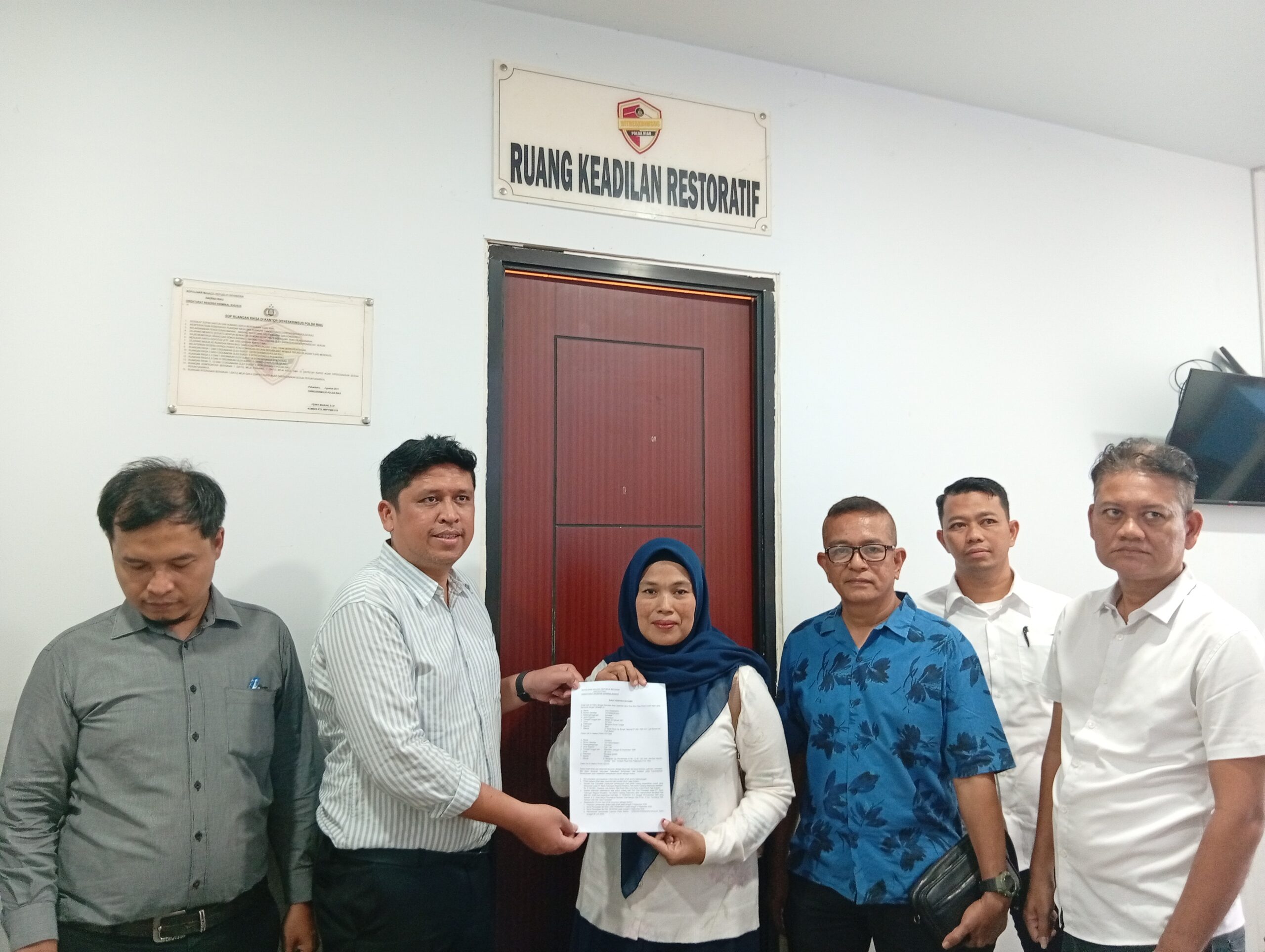 | Perseteruan E.T dengan salah satu Bank Terkemuka Tanah Air Berakhir Damai melalui Restorative Justice di Polda Riau | Perseteruan E.T dengan salah satu Bank Terkemuka Tanah Air Berakhir Damai melalui Restorative Justice di Polda Riau