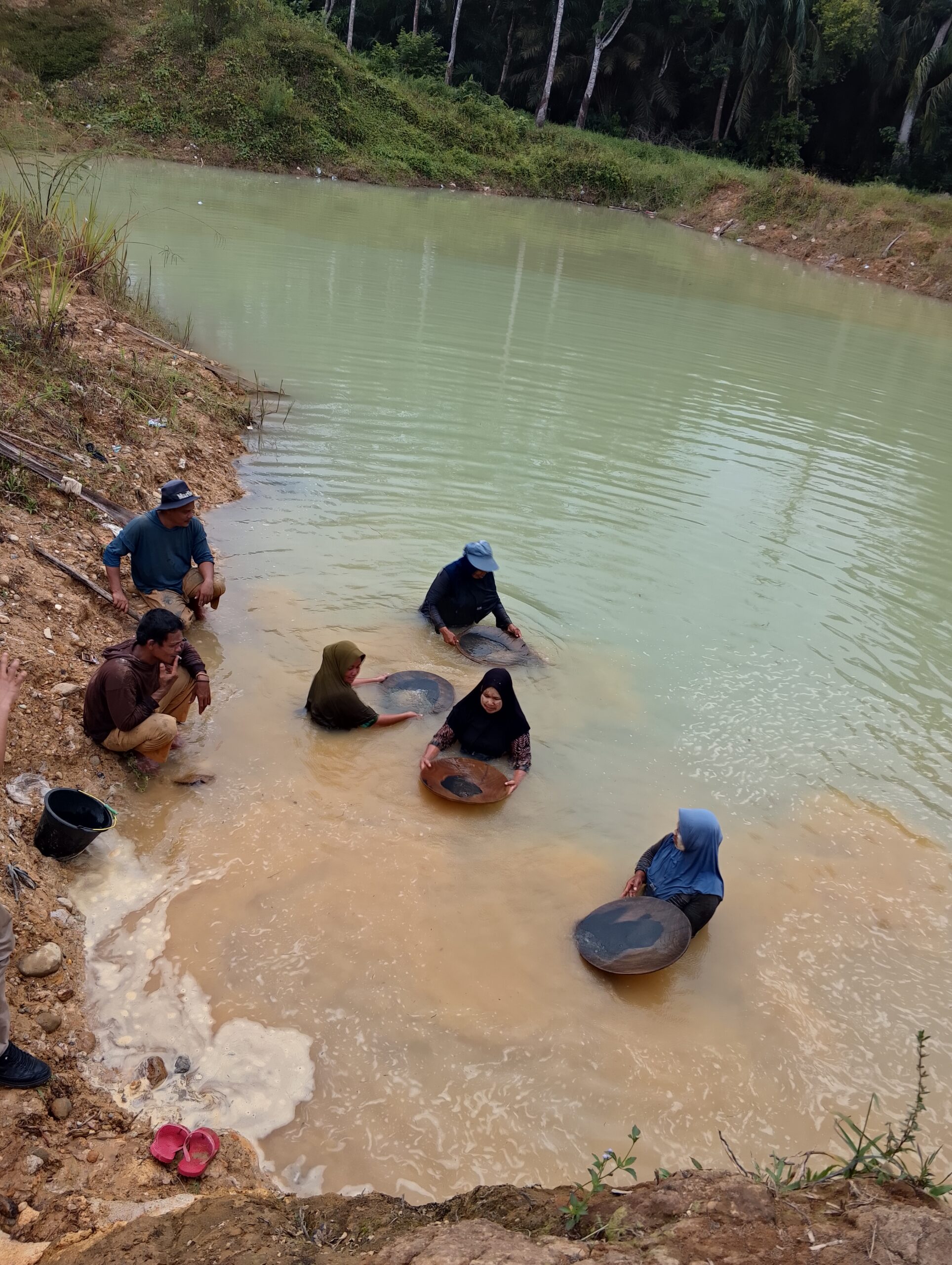 | Di Balik Penutupan Tambang Pulo Padang, Ada Dapur yang Harus Tetap Menyala dan Anak yang Harus Tetap Sekolah | Di Balik Penutupan Tambang Pulo Padang, Ada Dapur yang Harus Tetap Menyala dan Anak yang Harus Tetap Sekolah