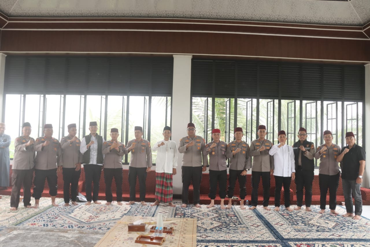 | Polri & Masyarakat Bersama di Masjid: Kajian Subuh Ustadz Abdul Somad Dipenuhi Kehangatan | Polri & Masyarakat Bersama di Masjid: Kajian Subuh Ustadz Abdul Somad Dipenuhi Kehangatan