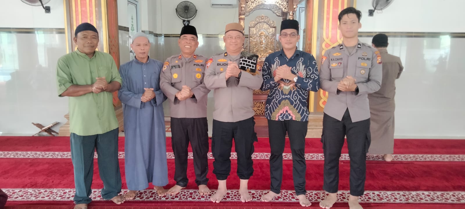 | Jumat Keliling di Cempedak Rahuk, Polres Rohil: Polisi Hadir Dekat Warga, Mencegah Karhutla dan Menjaga Harkamtibmas | Jumat Keliling di Cempedak Rahuk, Polres Rohil: Polisi Hadir Dekat Warga, Mencegah Karhutla dan Menjaga Harkamtibmas